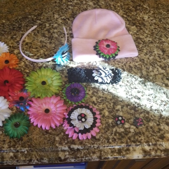 Girls hair accessories pop on flowers and buttons - Picture 2 of 4